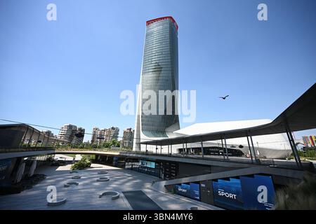 Mailand, Italien. 30. Juni 2025. Das Zeichen des Generali-Hauptquartiers ist teilweise zusammengebrochen auf dem Generali Tower, entworfen von Zaha Hadid Architects im Stadtteil City Life Credit: Piero Cruciatti/Alamy Live News Stockfoto