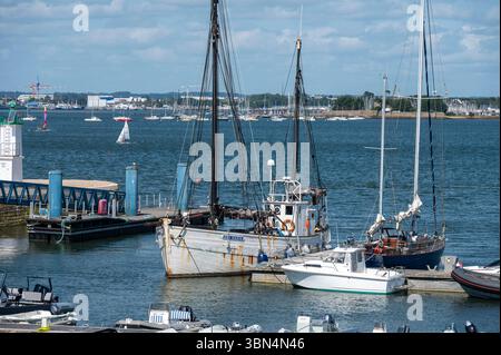 Frankreich. Bretagne. Morbihan. Port Louis. Der Hafen. Im Hintergrund: Lorient auf der anderen Seite des Hafens. Stockfoto