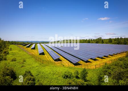 Luftaufnahme einer großen Solarpaneel-Anlage, die erneuerbare Energie erzeugt. Das Bild wurde an einem sonnigen Tag aufgenommen und zeigt saubere Technologie. Stockfoto