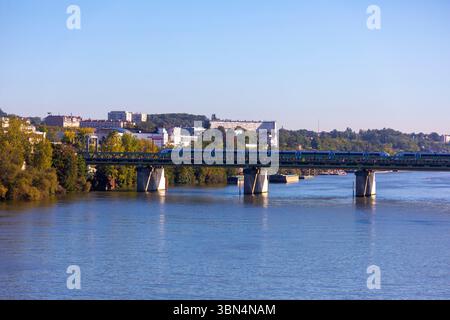 Frankreich, Region Ile-de-France, Val-d'Oise, Argenteuil. Argenteuil Eisenbahnbrücke über die seine Stockfoto