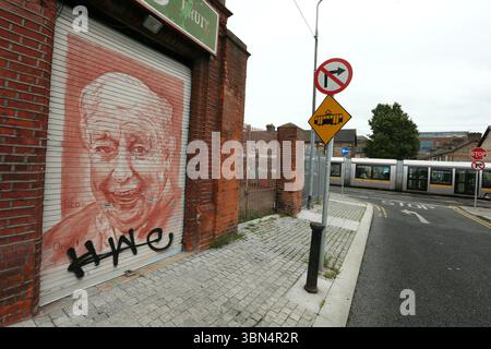 Dublin, Irland - 27. Mai 2025 - Ein verblasstes Porträt auf Metallschalung vor einer alten Einheit für Condren's Obst- und Gemüsemarkt in der Saint Michen's Street an einem bewölkten Nachmittag in der irischen Hauptstadt Stockfoto
