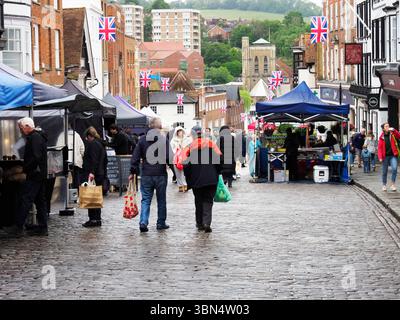 Marktstände an einem nassen Sommertag in Guildford Surrey England an der High Street Stockfoto