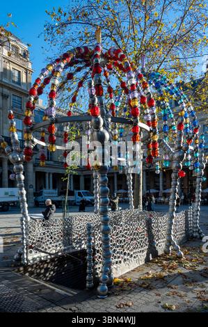 Frankreich. Paris. 1. Arrondissement. Colette Platzieren. „Le Kiosque des Noctambules“ ist der Name des U-Bahn-Eingangs des Palais Royal-Musee du Louvre s Stockfoto