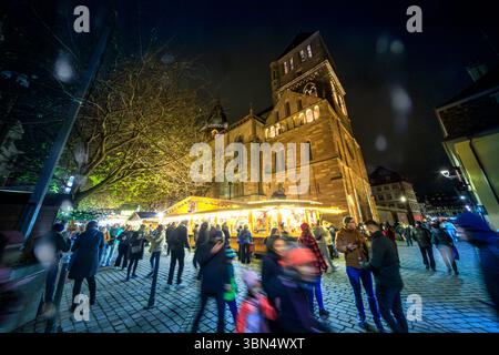 Frankreich, Grand Est, Elsass-Champagne-Ardenne-Lothringen, Elsass, Unterrhein, Straßburg, Weihnachtsmarkt vor der Kirche Saint-Thomas Stockfoto