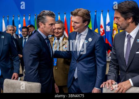 HAAG, NIEDERLANDE - 25. Juni 2025 - US-Verteidigungsminister Pete Hegseth mit Ruben Brekelmans Verteidigungsminister, Niederlande (Mitte) und R Stockfoto