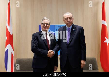 DEN HAAG, NIEDERLANDE - 25. Juni 2025 - der britische Premierminister Keir Starmer mit dem Präsidenten der Republik Turkiye Recep Tayyip Erdogan für ein Bilate Stockfoto