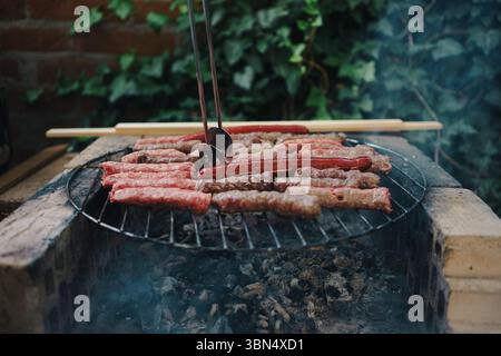 Kebabs und Würstchen auf dem Grill, Nahansicht. Stockfoto