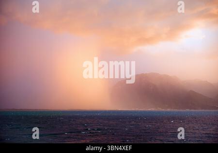 Ein Sommersturm bricht über dem Genfer See in der Nähe von Le Bouveret auf Stockfoto