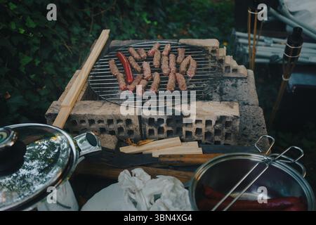 Kebabs und Würstchen auf dem Grill, Nahansicht. Stockfoto