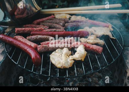 Kebabs und Würstchen auf dem Grill, Nahansicht. Stockfoto