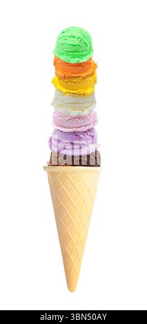 Leckere Eiskugeln in Regenbogenfarben im Waffelkegel auf weißem Hintergrund Stockfoto