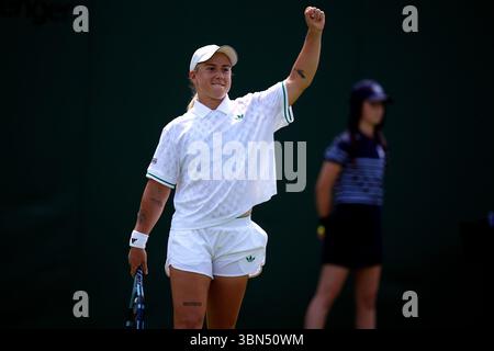 Sonay Kartal feiert ihren Sieg über Jelena Ostapenko am ersten Tag der Wimbledon Championships 2025 im All England Lawn Tennis and Croquet Club in London. Bilddatum: Montag, 30. Juni 2025. Stockfoto
