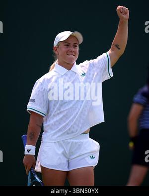 Sonay Kartal feiert ihren Sieg über Jelena Ostapenko am ersten Tag der Wimbledon Championships 2025 im All England Lawn Tennis and Croquet Club in London. Bilddatum: Montag, 30. Juni 2025. Stockfoto