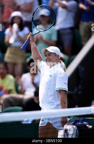 Sonay Kartal feiert ihren Sieg über Jelena Ostapenko am ersten Tag der Wimbledon Championships 2025 im All England Lawn Tennis and Croquet Club in London. Bilddatum: Montag, 30. Juni 2025. Stockfoto