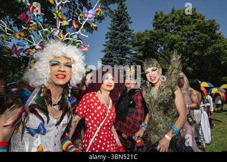 Toronto, New York, USA. Juni 2025. Tausende kommen zur 44. Jährlichen Pride Parade in Toronto, der größten Feier in Kanada, zusammen, obwohl die Organisatoren 00.000 mit einer Finanzierungslücke konfrontiert sind, die den Austritt einiger Sponsoren von Unternehmen wie Google, Nissan, Home Depot und Clorox am 29. Juni 2025 in Toronto, Ontario, Kanada, anführt (Credit Image: © Laura Brett/ZUMA Press Wire). Nicht für kommerzielle ZWECKE! Stockfoto