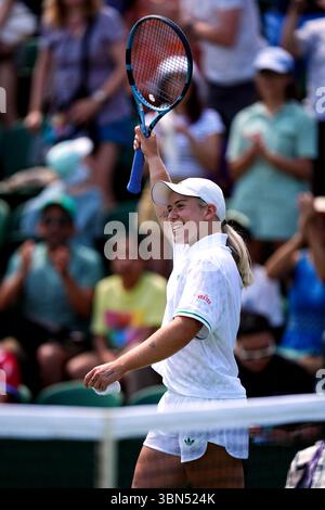 Sonay Kartal feiert ihren Sieg über Jelena Ostapenko am ersten Tag der Wimbledon Championships 2025 im All England Lawn Tennis and Croquet Club in London. Bilddatum: Montag, 30. Juni 2025. Stockfoto