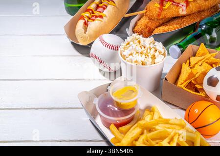 Traditionelles Sportstadionessen und Bierhintergrund, verschiedene Baseball-, Basketball-, Fußball-Fans und Stadion-Snacks, Chips, Saucen, Hot Dogs wi Stockfoto