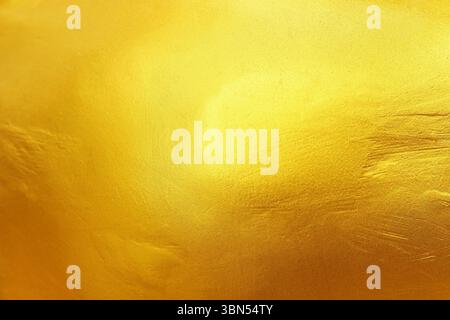 Gold auf Zement und Betonstruktur für Muster und Hintergrund gemalt. Stockfoto