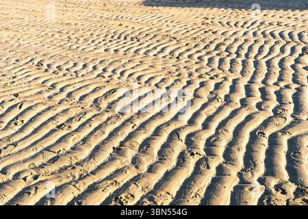 Strand Abstract: Wellenmuster in einer Sandbar bei Ebbe an einem al-wakrah-Strand in Katar Stockfoto
