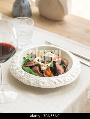 Roastbeef Salat mit Stracciatella und Tomaten Stockfoto