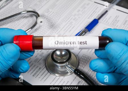 Hände mit Handschuhen, die das mit Omikron-Test gekennzeichnete Reagenzglas über medizinischen Dokumenten halten Stockfoto