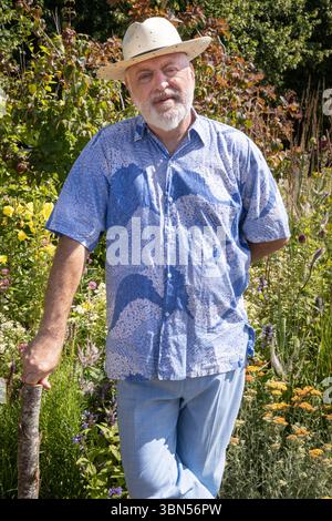 Hampton Court Palace, Surrey, Großbritannien. 30. Juni 2025. Bill Bailey, Komiker, Vogelliebhaber und Gartenliebhaber, posiert im RSPB und RHS Swift Garden. Wunderschöne Gartendesigns, Produkte und Blumendekorationen werden vom 1. Bis 6. Juli auf dem HAMPTON Court Palace Garden Festival gezeigt. Quelle: Imageplotter/Alamy Live News Stockfoto