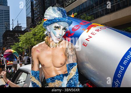 Toronto, New York, USA. Juni 2025. Tausende kommen zur 44. Jährlichen Pride Parade in Toronto, der größten Feier in Kanada, zusammen, obwohl die Organisatoren 00.000 mit einer Finanzierungslücke konfrontiert sind, die den Austritt einiger Sponsoren von Unternehmen wie Google, Nissan, Home Depot und Clorox am 29. Juni 2025 in Toronto, Ontario, Kanada, anführt (Credit Image: © Laura Brett/ZUMA Press Wire). Nicht für kommerzielle ZWECKE! Stockfoto
