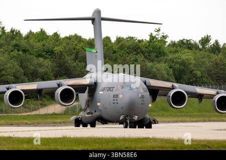 US-Luftwaffe Boeing C-17A Globemaster III Militärtransportflugzeug fährt zur Landebahn. USA - 16. Mai 2022 Stockfoto