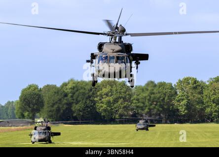 US-Armee Sikorsky UH-60 Black Hawk Hubschrauber vom 1. Bis 214. CAB (Wiesbaden) bei der NATO-Übung Falcon Spring. Niederlande - 16. Mai 2025 Stockfoto