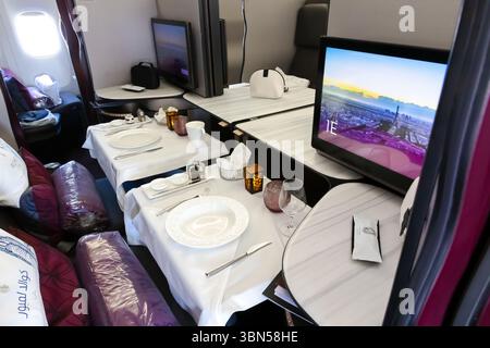 Qatar Airways Boeing 777 Passagierflugzeug erste Klasse Sitze. Paris, Frankreich - 17. Juni 2025 Stockfoto