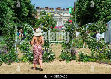London, Großbritannien. 30. Juni 2025. Bei hellem, extrem heißem und sonnigem Wetter, dem RHS Hampton Court Palace Garden Festival 2025, sind große Hüte und Sonnenschirme an der Tagesordnung. Guy Bell/Alamy Live News Stockfoto