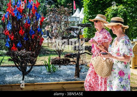 London, Großbritannien. 30. Juni 2025. Bei hellem, extrem heißem und sonnigem Wetter, dem 2025 RHS Hampton Court Palace Garden Festival, stehen große Hüte und Sonnenschirme auf der Tagesordnung. Guy Bell/Alamy Live News Stockfoto