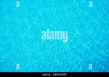 Oberfläche der Welligkeit auf blauem Wasser im Schwimmbadhintergrund. Stockfoto