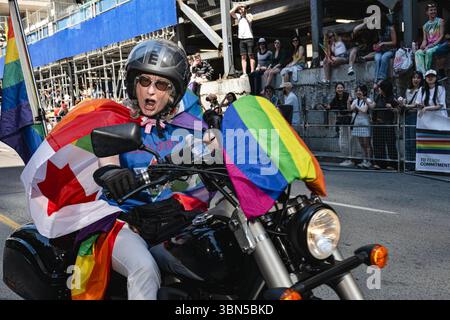 Toronto, New York, USA. Juni 2025. Tausende kommen zur 44. Jährlichen Pride Parade in Toronto, der größten Feier in Kanada, zusammen, obwohl die Organisatoren 00.000 mit einer Finanzierungslücke konfrontiert sind, die den Austritt einiger Sponsoren von Unternehmen wie Google, Nissan, Home Depot und Clorox am 29. Juni 2025 in Toronto, Ontario, Kanada, anführt (Credit Image: © Laura Brett/ZUMA Press Wire). Nicht für kommerzielle ZWECKE! Stockfoto