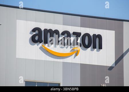Amazon Logo auf dem Logistikzentrum in Frankenthal Stockfoto