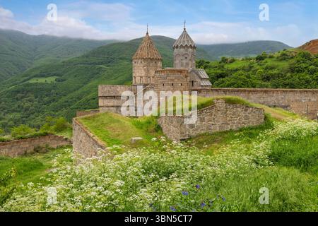 Das aus dem 9. Jahrhundert stammende Tatev-Kloster, eine befestigte Anlage, thront dramatisch auf einer Klippe über der tiefen Vorotan-Schlucht in der Provinz Syunik. Stockfoto