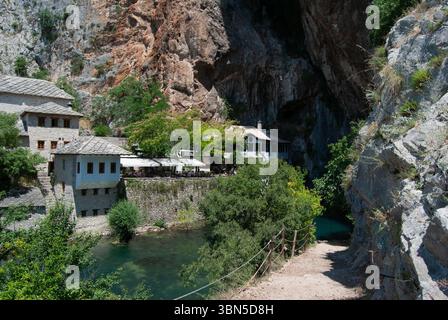 Das Derwischkloster in der Nähe von Blagaj, Bosnien und Herzegowina, eingebettet an der Quelle des Buna-Flusses. Stockfoto