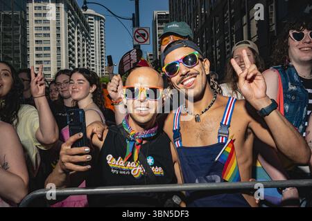 Toronto, New York, USA. Juni 2025. Tausende kommen zur 44. Jährlichen Pride Parade in Toronto, der größten Feier in Kanada, zusammen, obwohl die Organisatoren 00.000 mit einer Finanzierungslücke konfrontiert sind, die den Austritt einiger Sponsoren von Unternehmen wie Google, Nissan, Home Depot und Clorox am 29. Juni 2025 in Toronto, Ontario, Kanada, anführt (Credit Image: © Laura Brett/ZUMA Press Wire). Nicht für kommerzielle ZWECKE! Stockfoto