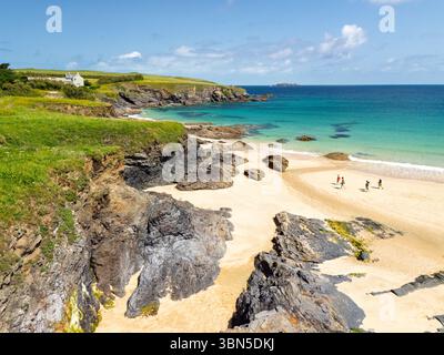 Ein Blick aus der Vogelperspektive fängt die ruhige Schönheit eines Strandes ein, an dem die Menschen die Küste von Harlyn Bay, Cornwall, Großbritannien, genießen Stockfoto
