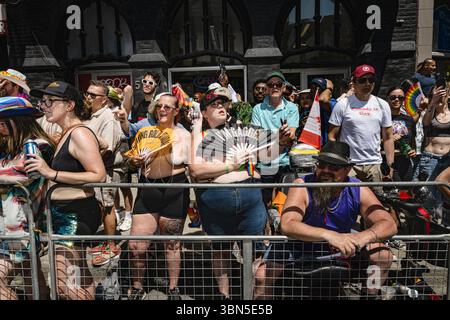 Toronto, New York, USA. Juni 2025. Tausende kommen zur 44. Jährlichen Pride Parade in Toronto, der größten Feier in Kanada, zusammen, obwohl die Organisatoren 00.000 mit einer Finanzierungslücke konfrontiert sind, die den Austritt einiger Sponsoren von Unternehmen wie Google, Nissan, Home Depot und Clorox am 29. Juni 2025 in Toronto, Ontario, Kanada, anführt (Credit Image: © Laura Brett/ZUMA Press Wire). Nicht für kommerzielle ZWECKE! Stockfoto