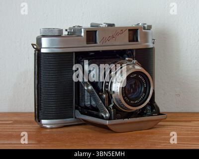 Iskra-1 Vintage 6x6 Mittelformat Klappkamera auf Holztisch Stockfoto