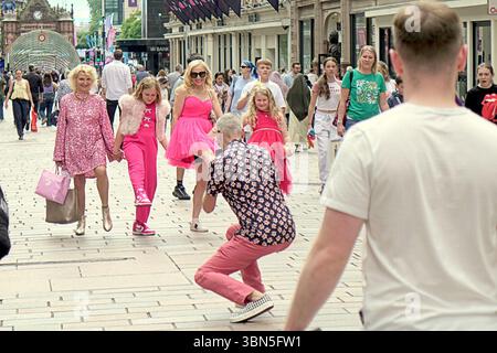 Glasgow, Schottland, Großbritannien. 30. Juni 2025. Wetter in Großbritannien: Heiß, wenn die Temperaturen steigen, traditionelle buchanan Street, die stilvolle Meile und Einkaufshauptstadt schottlands im Zentrum der Stadt. Credit Gerard Ferry/Alamy Live News Stockfoto