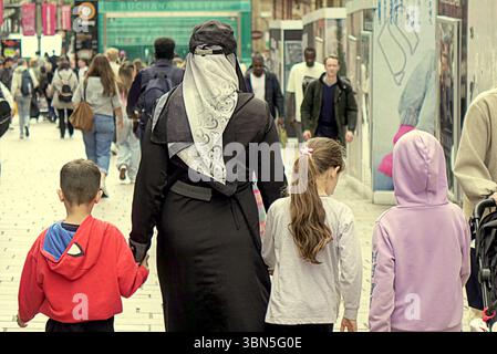 Glasgow, Schottland, Großbritannien. 30. Juni 2025. Wetter in Großbritannien: Heiß, wenn die Temperaturen steigen, traditionelle buchanan Street, die stilvolle Meile und Einkaufshauptstadt schottlands im Zentrum der Stadt. Credit Gerard Ferry/Alamy Live News Stockfoto