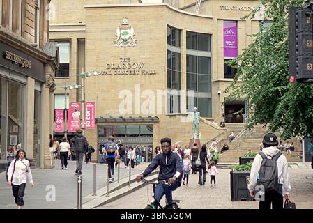 Glasgow, Schottland, Großbritannien. 30. Juni 2025. Wetter in Großbritannien: Heiß, wenn die Temperaturen steigen, traditionelle buchanan Street, die stilvolle Meile und Einkaufshauptstadt schottlands im Zentrum der Stadt. Credit Gerard Ferry/Alamy Live News Stockfoto