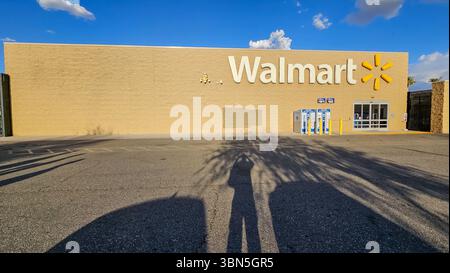 Walmart unter Wüstenhimmel: Ein ruhiges Stück amerikanischer Einzelhandelsgeschäfte auf einem sonnigen Roadtrip am Nachmittag im Westen der USA. Stockfoto