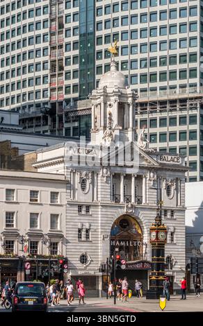 Das Victoria Palace Theatre, Victoria, London, Großbritannien. Es zeigt derzeit das Musical Hamilton Stockfoto