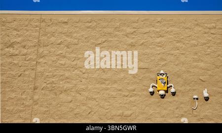 Walmart unter Wüstenhimmel: Ein ruhiges Stück amerikanischer Einzelhandelsgeschäfte auf einem sonnigen Roadtrip am Nachmittag im Westen der USA. Stockfoto