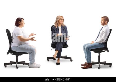 Leute sitzen auf Bürostühlen und sprechen isoliert auf weißem Hintergrund Stockfoto