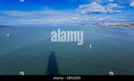 Schatten der Golden Gate Bridge, die über das glitzernde Wasser der San Francisco Bay geworfen wurde, wurde während eines Roadtrips an der Westküste der USA erfasst. Stockfoto