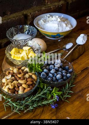 Zusammensetzung verschiedener Zutaten und Kräuter, die zum Backen verschiedener Muffins verwendet werden können. Stockfoto